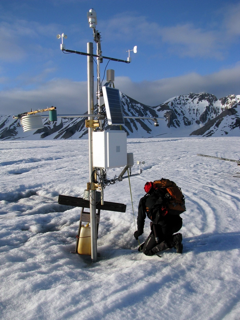 Automatyczna stacja meteorologiczna na lodowcu