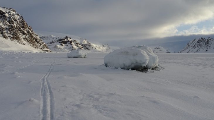 Samotna góra lodowa